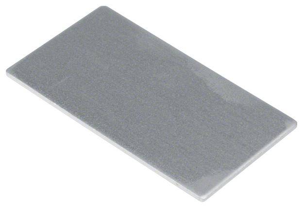 Grauer, rechteckiger Schleifstein mit glatter Oberfläche, leicht abgeschrägte Kanten. Geeignet für manuelles Schärfen von Werkzeugen.