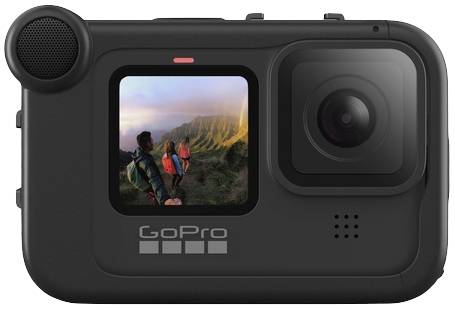 Schwarze GoPro-Kamera mit kleinem Bildschirm zeigt ein Paar, das in einer hügeligen Landschaft bei Sonnenuntergang wandert.