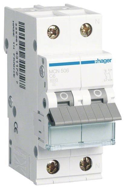 Ein zweipoliger Leistungsschutzschalter der Marke Hager, Modell MCN 506, mit einer Nennstromstärke von C6, zeigt Schalter und Anschlussklemmen.