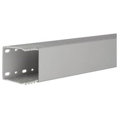 Ein grauer Kabelkanal aus PVC, rechteckig, mit Löchern an der Seite für Kabelmanagement in elektrischen Installationen.