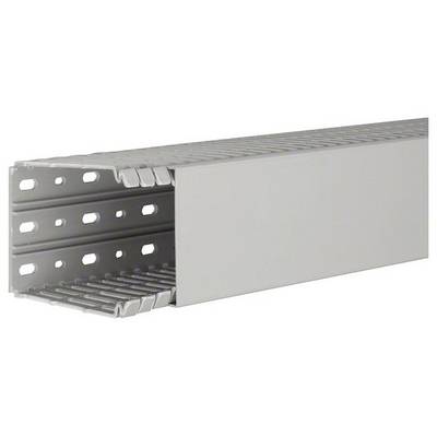 Grauer Kabelkanal mit seitlichen Belüftungsschlitzen und abnehmbarem Deckel. Ideal zur ordentlichen Kabelverlegung und -schonung.