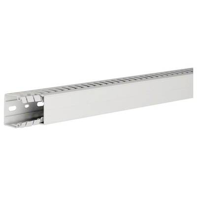 Ein grauer Kabelkanal mit löchrigen Seiten. Geeignet zur ordentlichen Verlegung von Kabeln in technischen oder elektronischen Umgebungen.