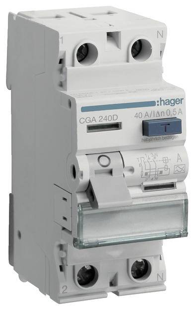 Ein zweipoliger Schutzschalter der Marke Hager, Typ CGA 240D, ausgelegt für 40 A bei 0,5 A Auslösestrom, mit blauer Testtaste.