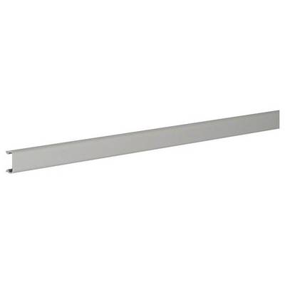 Ein langer, schmaler, grauer Metallstab, möglicherweise ein Bauteil oder Schienenelement, abgebildet vor weißem Hintergrund.