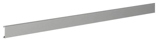 Ein langer, schmaler, grauer Metallbalken, der horizontal verläuft und eine gleichmäßige Dicke aufweist.
