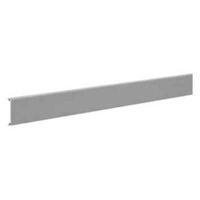Ein graues, rechteckiges Metallprofil, horizontal positioniert, verwendet für Bau- oder Dekorzwecke.