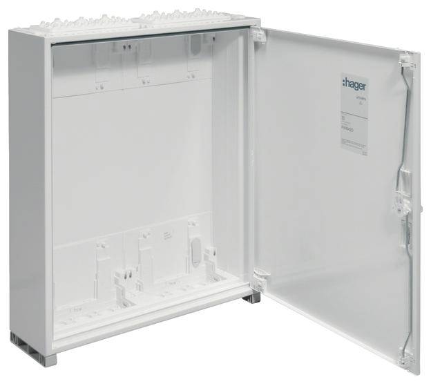 Weiße elektrische Verteilerbox mit geöffneter Tür. Innen leer, bereit zur Installation von elektrischen Komponenten. Markenname 'hager' sichtbar.