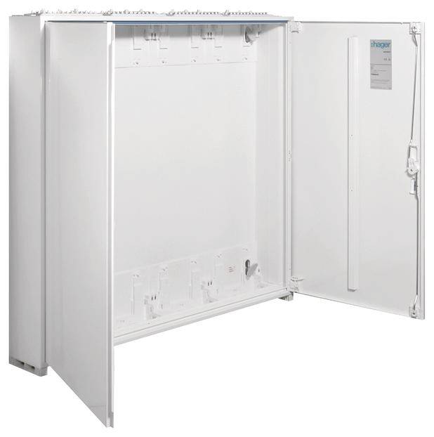 Offener leerer Schrank mit aufklappbarer Tür, geeignet zur Aufnahme von elektrotechnischen Komponenten und Sicherungselementen.