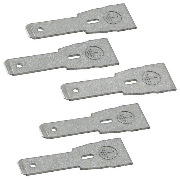 Fünf Metallklingen mit rechteckiger Form und einem Loch zur Befestigung, gleichmäßig angeordnet und übereinander gelegt.