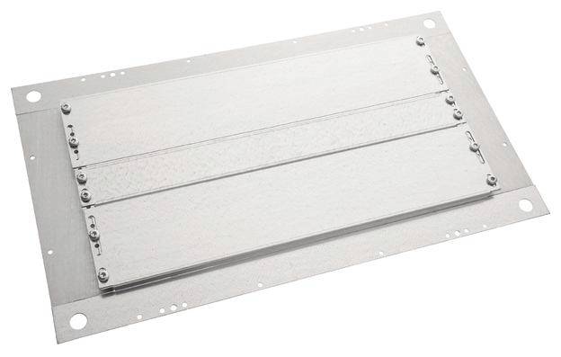 Metalllüftungsgitter mit rechteckigem Rahmen und mehreren horizontalen Lamellen, für effizientere Luftzirkulation in Gebäuden.