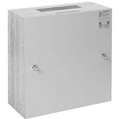 Ein rechteckiger, weißer elektrischer Kasten an einer Wand montiert, mit zwei sichtbaren Schrauben und einem kleinen Etikett rechts oben.