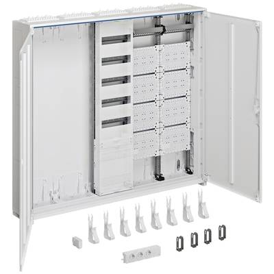 Offener Verteilerkasten mit Kabelkanälen und Schaltflächen. Zubehörteile sind davor angeordnet. Geeignet für elektrische Installationen.