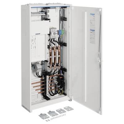 Ein geöffneter Schaltschrank zeigt verschiedene Module, Kabelverbindungen und Metallleisten. Auf der Tür sind Etiketten sichtbar.