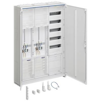 Offener Schaltschrank mit verschiedenen Kabeln und Steckplätzen. Zubehörteile wie Klemmen, Abdeckungen und ein Kabel liegen davor.