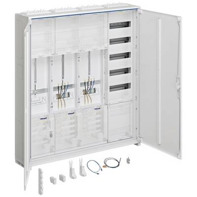 Großer weißer Schaltschrank mit offenen Türen zeigt innen Kabel und Steckplätze. Zubehör wie Kabel und Halterungen sind davor angeordnet.
