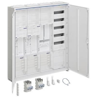 Elektroverteilungsschrank mit geöffneten Türen, zeigt interne Module und Anschlüsse. Zwei FI-Schalter und Zubehör befinden sich davor.