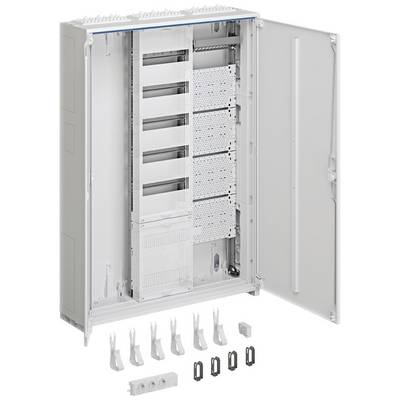 Offener Netzwerkschrank mit mehreren Steckplätzen und Zubehörteilen darunter, darunter Halterungen und Klemmen, zur Installation.