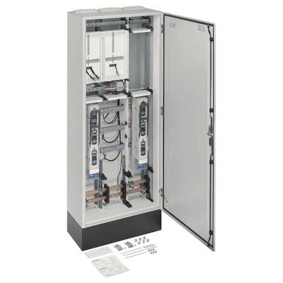 Geöffneter Schaltschrank mit sichtbaren elektrischen Komponenten und Verkabelung. Zubehörteile liegen davor auf dem Boden.