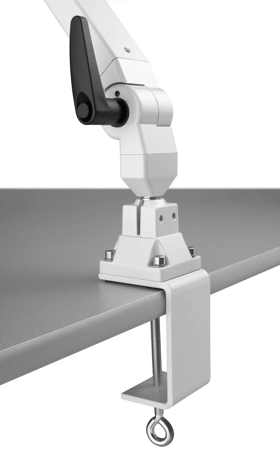 Verstellbarer Monitorarm, seitlich an einem Tisch befestigt, mit Schraubklemme.