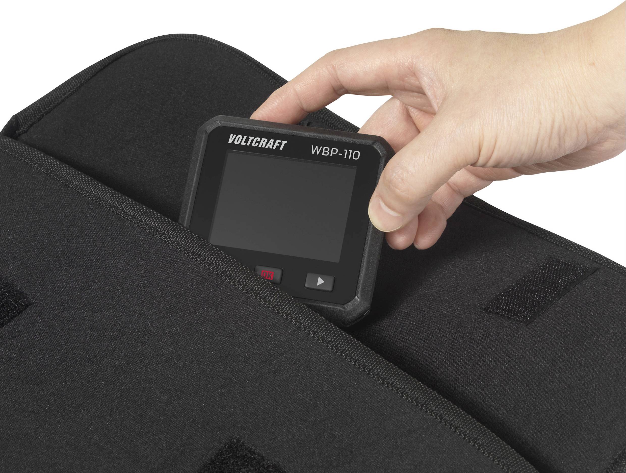 Eine Hand zieht ein Voltcraft WBP-110 Gerät aus einer schwarzen Tasche.