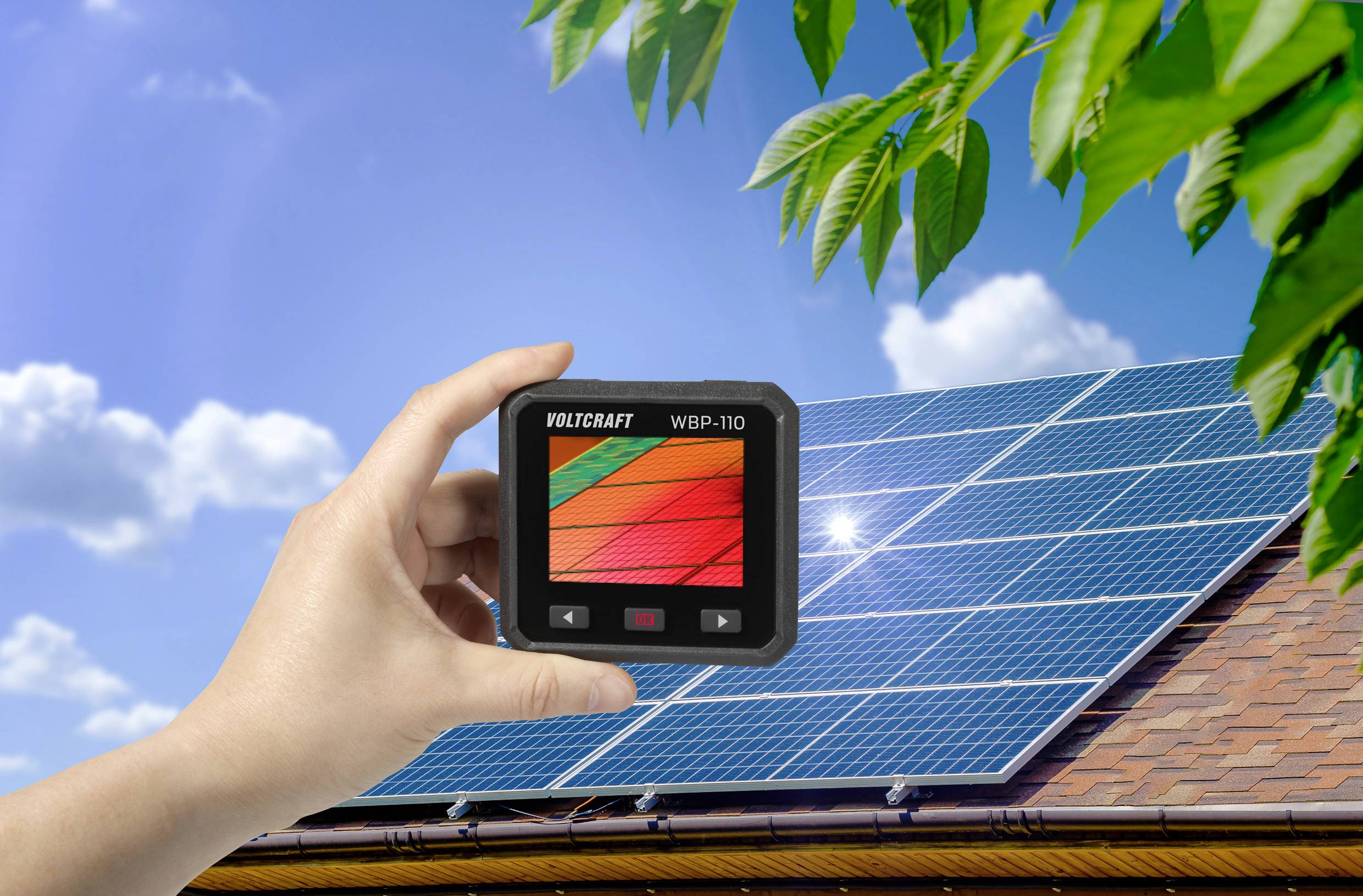Eine Hand hält ein Gerät mit Display vor Solarzellen auf einem Dach bei sonnigem Wetter. Das Gerät zeigt bunte Balken an.