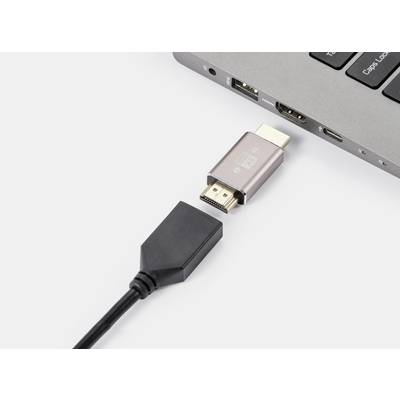 Ein HDMI-Kabel wird an einen Adapter angeschlossen, der in einen Laptop gesteckt ist.