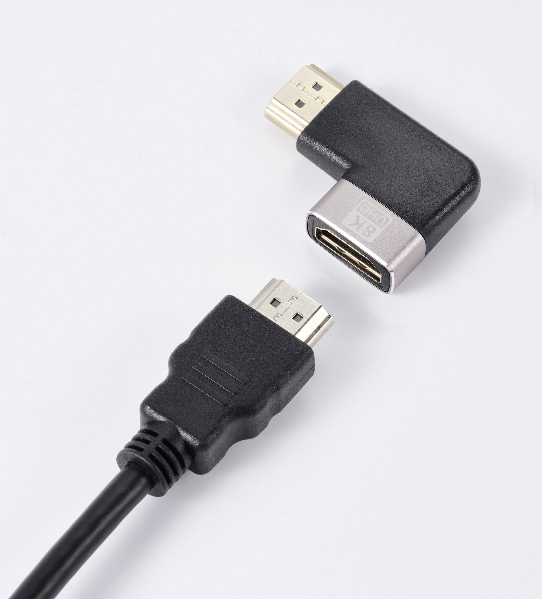 Zwei HDMI-Stecker: ein L-förmiger Adapter und ein Standardkabel. Ideal zum Verbinden von Geräten in engen Raumverhältnissen.