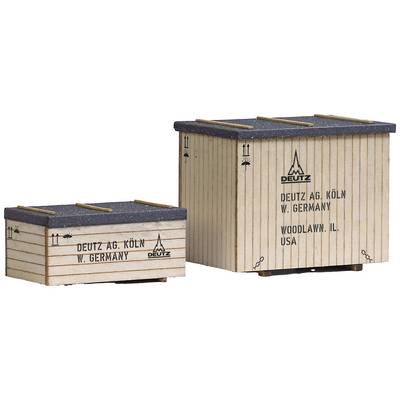 Zwei Holzkisten mit der Aufschrift 'Deutz AG, Köln, W. Germany' und 'Woodlawn, IL, USA'. Eine ist kleiner, beide haben dunkle Deckel.