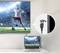 'Fernseher zeigt Fußballspiel mit Spieler in weiß-rotem Trikot. Laptop spiegelt Bild. Vergrößerung zeigt HDMI-Kabelverbindung.'