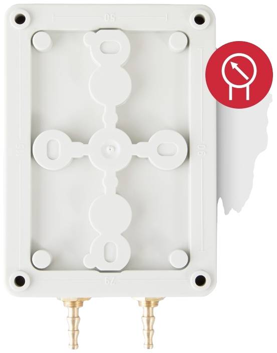 Ein rechteckiges, graues Gerät mit mehreren runden Öffnungen. Rechts oben ist ein rotes Symbol mit einem Pfeil in einem Kreis.