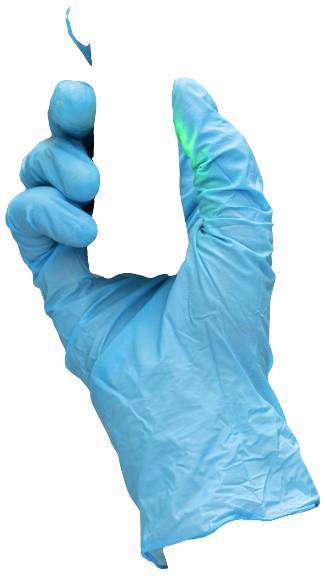 Eine Hand mit einem hellblauen Latexhandschuh hält ein kleines, schlankes, rechteckiges Objekt.