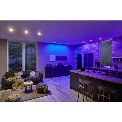 Moderne Küche und Wohnzimmer mit blauer LED-Beleuchtung, grauem Sofa, Holzboden und großen Fenstern. Gemütliche, stilvolle Atmosphäre.