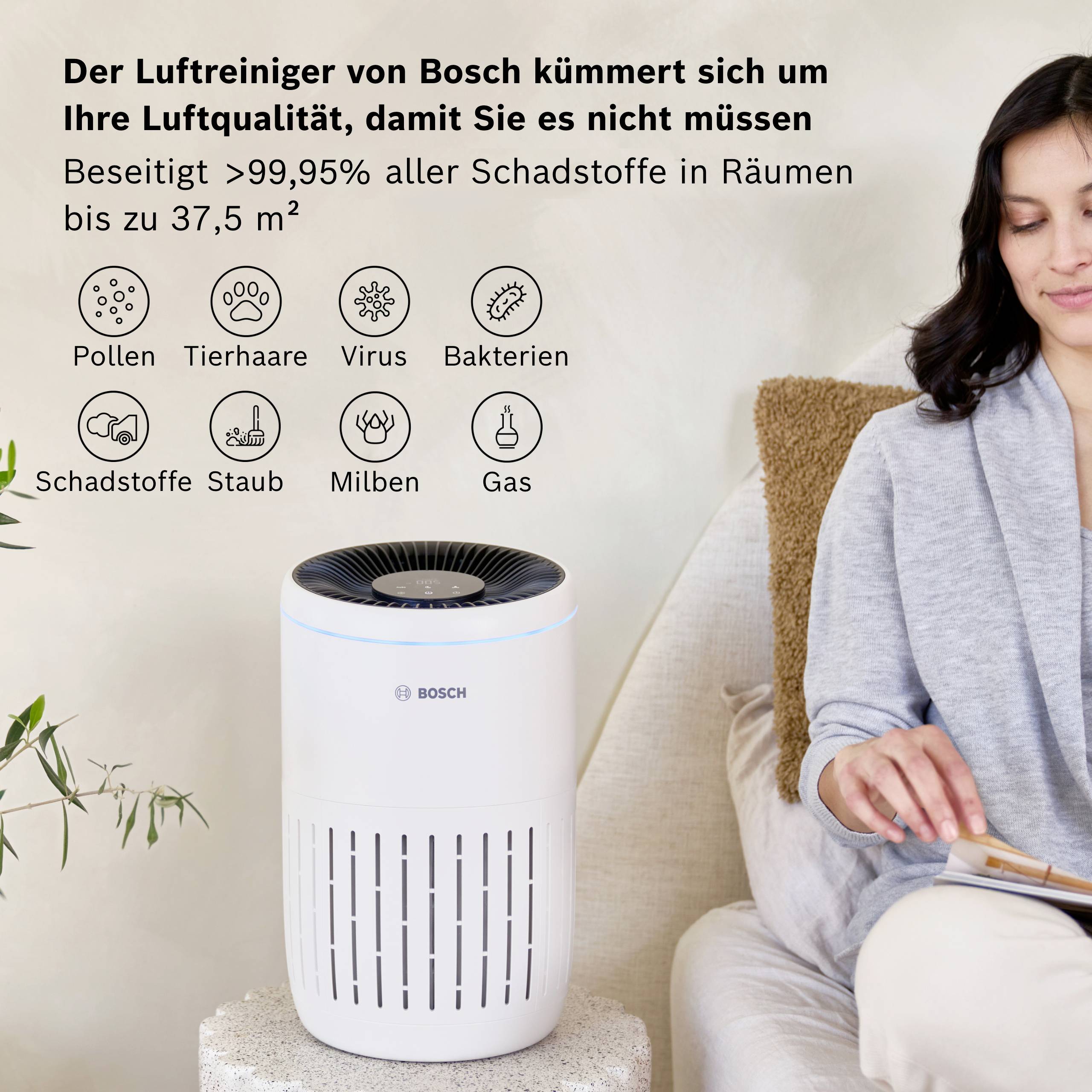 Frau sitzt auf dem Sofa und betrachtet einen Bosch Luftreiniger neben sich. Text erklärt die Effektivität gegen Schadstoffe bis zu 37,5 m².