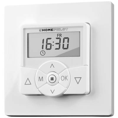 Ein weißer digitaler Wandschalter mit Display zeigt 'FR 16:30'. Steuert wahrscheinlich Beleuchtung oder andere Geräte in einem Smart Home.