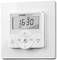 Ein weißer digitaler Wandschalter mit Display zeigt 'FR 16:30'. Steuert wahrscheinlich Beleuchtung oder andere Geräte in einem Smart Home.