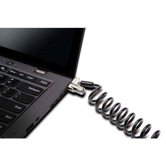 Ein Laptop, gesichert mit einem Sicherheitskabel, das in die Seite des Geräts eingesteckt ist. Das Kabel verhindert Diebstahl.