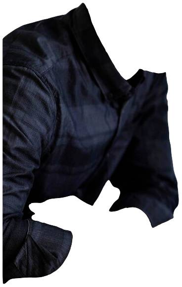 Ein schwarz gekleideter Oberkörper ohne Kopf und Hände, die fehlen. Der Fokus liegt auf dem schwarzen Hemd und den angewinkelten Armen.