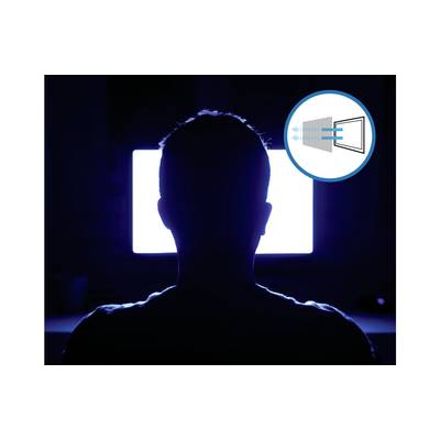 Eine Silhouette einer Person vor einem Computerbildschirm. Oben rechts ein Symbol zeigt Luftströmungen durch einen Lüftungsschlitz.