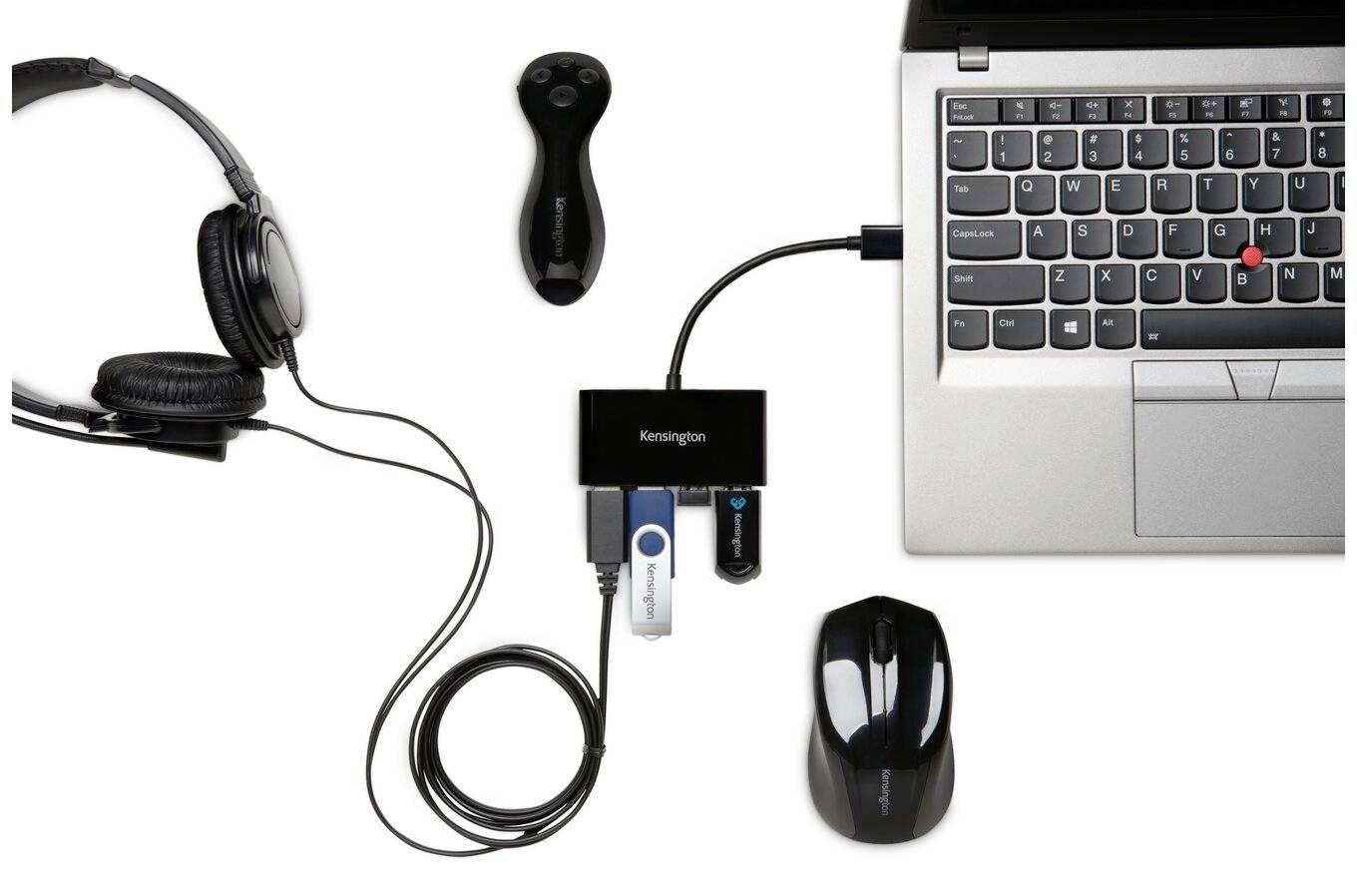 USB-Hub von Kensington, verbunden mit einem Laptop, Kopfhörer, drei USB-Sticks und einer schwarzen Maus.