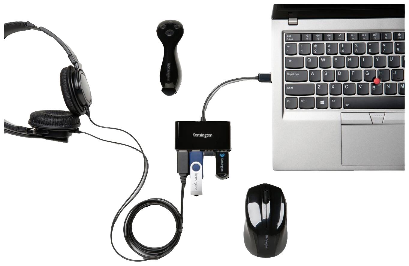 Laptop mit angeschlossenem USB-Hub, Maus, Kopfhörer und Fernbedienung, zeigt Anschlussmöglichkeiten und Peripheriegeräte.