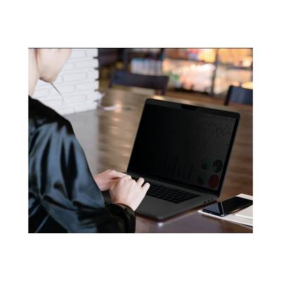 Person arbeitet an einem Laptop in einem Café. Auf dem Bildschirm sind Diagramme und Grafiken zu sehen. Ein Smartphone liegt daneben.