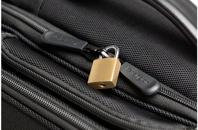 Ein schwarzer Rucksack mit zwei Reißverschlüssen, die mit einem kleinen, goldenen Vorhängeschloss gesichert sind.