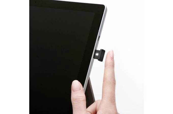 Ein Finger schiebt einen USB-Stick in den seitlichen Anschluss eines Tablets.