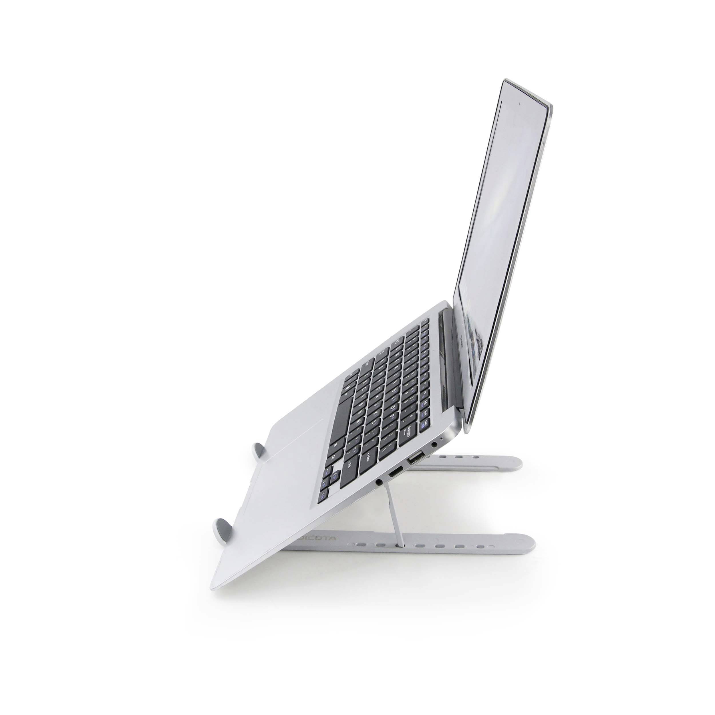 Ein Laptop ist auf einem verstellbaren, ergonomischen Ständer in Seitenansicht zu sehen, der den Bildschirm auf Augenhöhe anhebt.