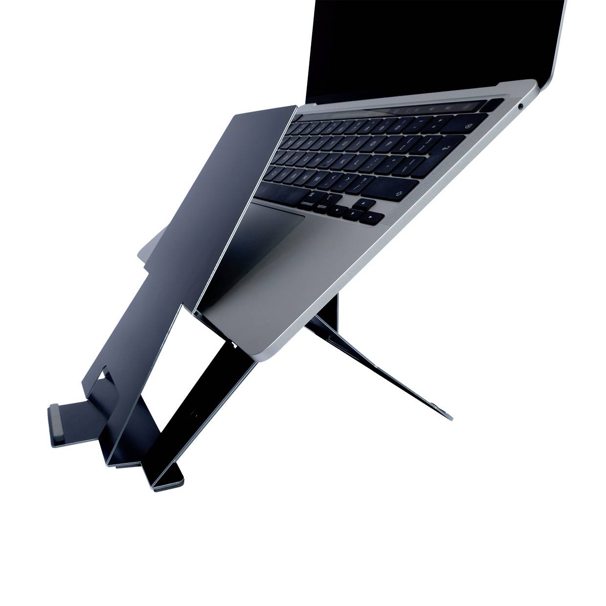 Ein Laptop steht auf einem schwarzen, verstellbaren Ständer, der das Gerät geneigt hält. So wird die Ergonomie beim Arbeiten verbessert.