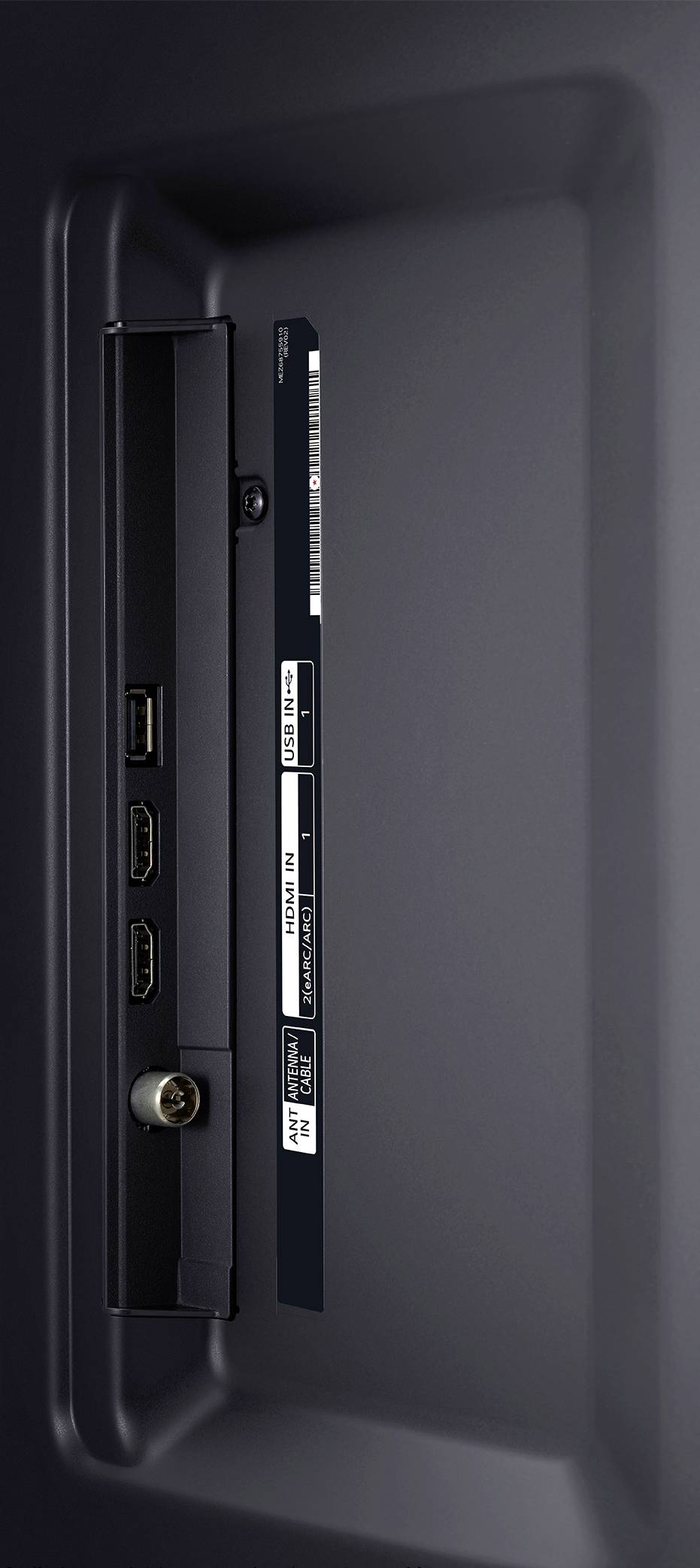 Rückseite eines elektronischen Geräts mit drei HDMI-Anschlüssen, einem USB-Port und einem Antenneneingang.