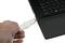 Eine Hand steckt einen USB-Anschluss in ein Laptop. Der Fokus liegt auf der Verbindung zwischen dem USB-Kabel und dem Laptop.