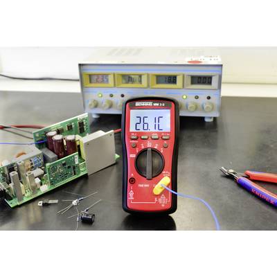 Ein digitales Multimeter zeigt 26,1 Grad an. Im Hintergrund ist ein Labornetzgerät mit verschiedenen Stromstärken und Spannungen.
