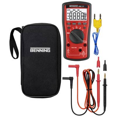 Ein rotes digitales Multimeter der Marke Benning mit Zubehör: Messleitungen, Thermoelement, Adapter und schwarzer Tragetasche.
