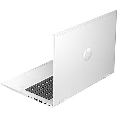 Ein silbernes Laptop mit teilweise geschlossenem Display, zeigt die Tastatur und Anschlüsse an der Seite.